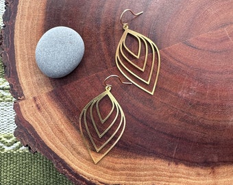 simple gold drop earrings // lightweight earrings // everyday earrings // gold teardrop earrings // layered earrings