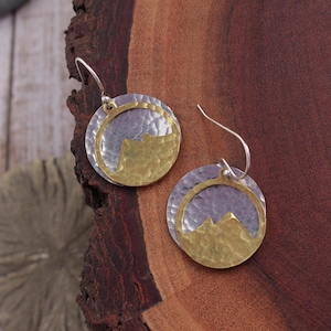 boucles d&#39;oreilles en argent et laiton, boucles d&#39;oreilles montagne, coucher de soleil, mélange de métaux, boucles d&#39;oreilles pendantes martelées, petit cercle, boucles d&#39;oreilles disques, bijoux minimalistes