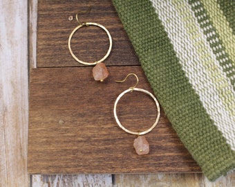hammered gold sunstone hoops // orange earrings // sunstone earrings // gemstone hoop earrings // raw sunstone // rough gemstone jewelry