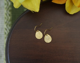 gold tiny drop earrings // brushed gold teardrops // minimalist earrings // dainty everyday jewelry // brass earrings