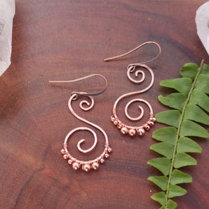 beaded copper swirl earrings // wire work earrings // boho hippie style jewelry // copper earrings // simple earrings // spiral earrings