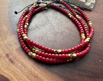 Bracelet de perles rouge canneberge // bracelet empilable de perles // bracelet réglable // bracelet en or // bracelet bohème
