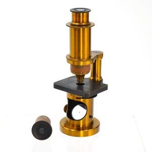 Lacquered Brass Monocular Drum Microscope 19th Century with 2 eyepieces 3 objective lens