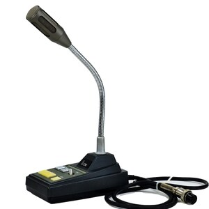 Puede incluir: Un micrófono de escritorio negro con un cuello de cisne flexible plateado y un cabezal de micrófono gris oscuro. La base tiene botones amarillos y la marca "ICOM". Un cable negro con un conector plateado está adjunto.