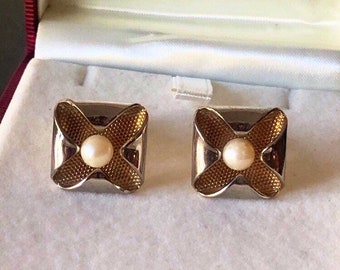 Elegant vintage cuff links with pearl