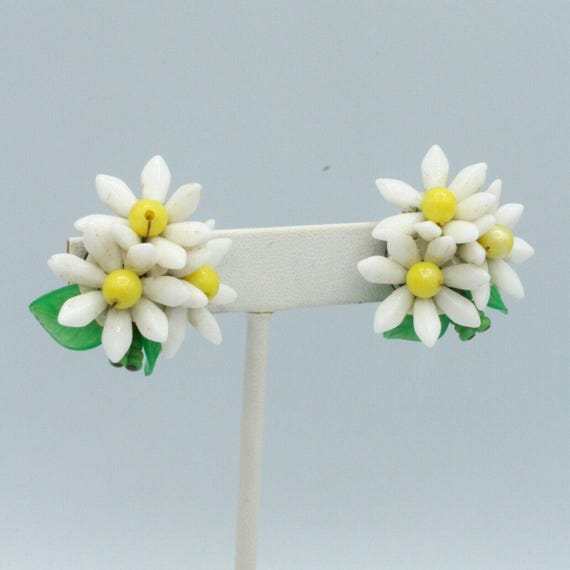 Vintage daisy plastic on - Gem