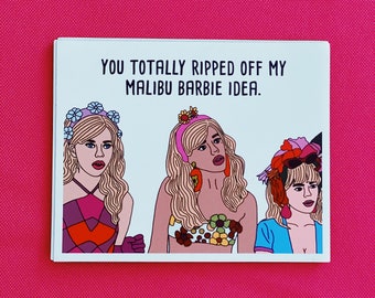 Pode incluir: Um adesivo branco com o texto "You totally ripped off my Malibu Barbie idea." Três mulheres de desenho animado com cabelo loiro são retratadas usando roupas e faixas de cabeça coloridas.