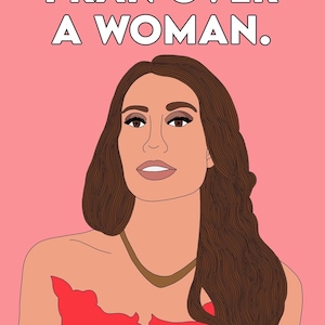 Può includere: Un biglietto di auguri con sfondo rosa e la scritta "I RAN OVER A WOMAN." L'illustrazione presenta una donna con lunghi capelli castani, che indossa un top rosso e una collana d'oro. Il biglietto è di Hollaback Cards.