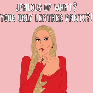 Puede incluir: Una mujer con cabello rubio y lápiz labial rojo está sosteniendo su dedo en sus labios, como para decir "shh". El fondo es rosa y el texto "JEALOUS OF WHAT? YOUR UGLY LEATHER PANTS?!" está escrito en negro.