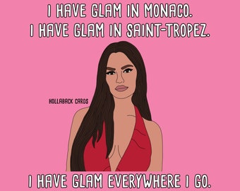 Puede incluir: Un fondo rosa con una ilustración de dibujos animados de una mujer con cabello largo y oscuro que lleva un top rojo de tirantes. El texto dice "I HAVE GLAM IN MONACO. I HAVE GLAM IN SAINT-TROPEZ. I HAVE GLAM EVERYWHERE I GO."