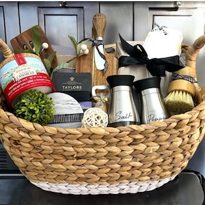 Chef&#39;s Gourmet Gift Basket - Kitchen Gift Basket - Home Chef Gift Basket - Kitchen Housewarming Gift Basket, Gifts for Cooks, New Homeowner