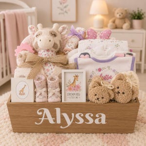 Coffret cadeau bébé fille : boîte en bois personnalisée solide avec nom peint à la main, remplie d'articles de qualité pour bébé image 15
