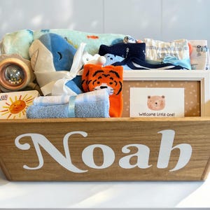 Neugeborenen Baby Monogramm Geschenkbox aus Holz, Neugeborenen Baby Jungen Korb, Neugeborenen Baby Jungen Geschenk personalisiert