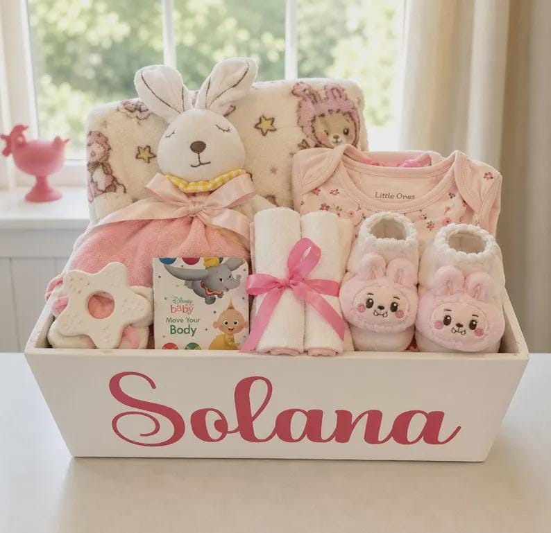 Coffret cadeau bébé fille : boîte en bois personnalisée solide avec nom peint à la main, remplie d'articles de qualité pour bébé image 12