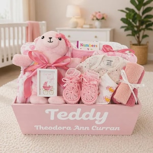 Coffret cadeau bébé fille : boîte en bois personnalisée solide avec nom peint à la main, remplie d'articles de qualité pour bébé image 13