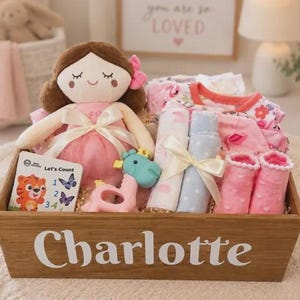 Coffret cadeau bébé fille : boîte en bois personnalisée solide avec nom peint à la main, remplie d'articles de qualité pour bébé image 11