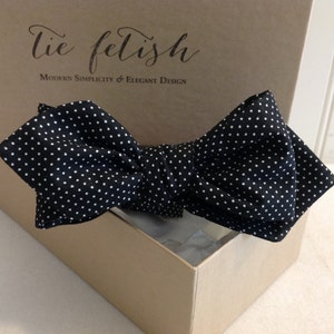 Può includere: Papillon nero con pois bianchi, in una scatola con il testo "Tie Fetish Modern Simplicity & Elegant Design".