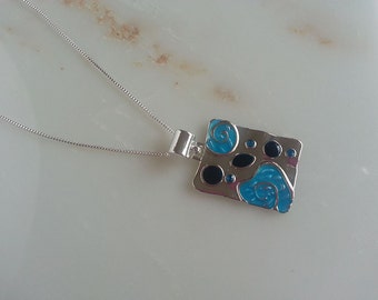 Metal Pendant with Silver tone Chain