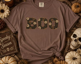 Camiseta de calaveras y flores / Camiseta floral de Halloween con la palabra "BOO" / Camiseta neutra para la temporada de Halloween / Camiseta gráfica con estética otoñal / Halloween estilo cottagecore