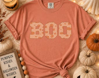 Camiseta naranja con estampado de calabaza y Halloween, de Comfort Colors.