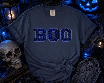 Camiseta de Halloween con la palabra BOO, camiseta con estampado de calavera azul, ropa de otoño para la temporada de miedo.