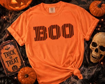 Camiseta de Halloween a rayas con la palabra BOO / Camiseta naranja de la temporada de Halloween / Camiseta gráfica vintage de Halloween / Camiseta minimalista de otoño / Camiseta Comfort Colors de Halloween