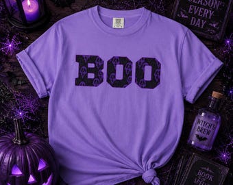 Camiseta morada de Halloween con la palabra BOO, camiseta con estampado de terror, colores cómodos para la temporada de Halloween.