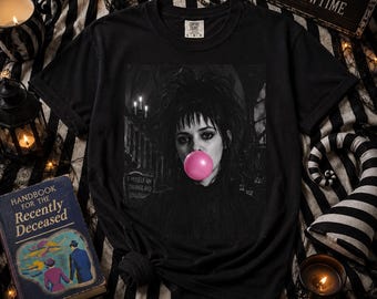 Camiseta de chica gótica con chicle / Retrato oscuro retro
