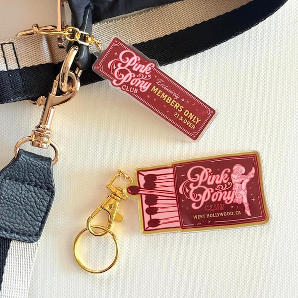 Llaveros/Colgantes para Bolsos de Acrílico Transparente del Club Pony Rosa - Matchbox o Botas de Baile Vaquera Retro Exclusivas Solo para Miembros Mercancía del Club Chappell Roan