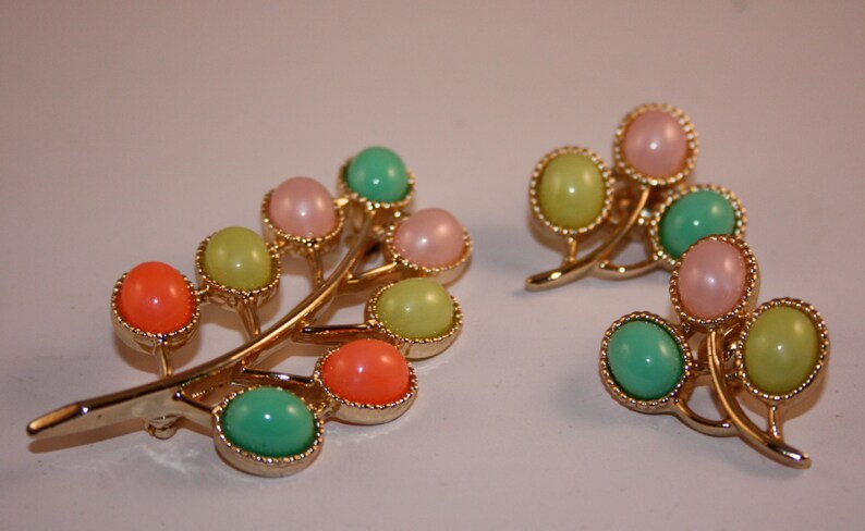 Candy Land Sarah Coventry Brooch 6557 and earrings 7557