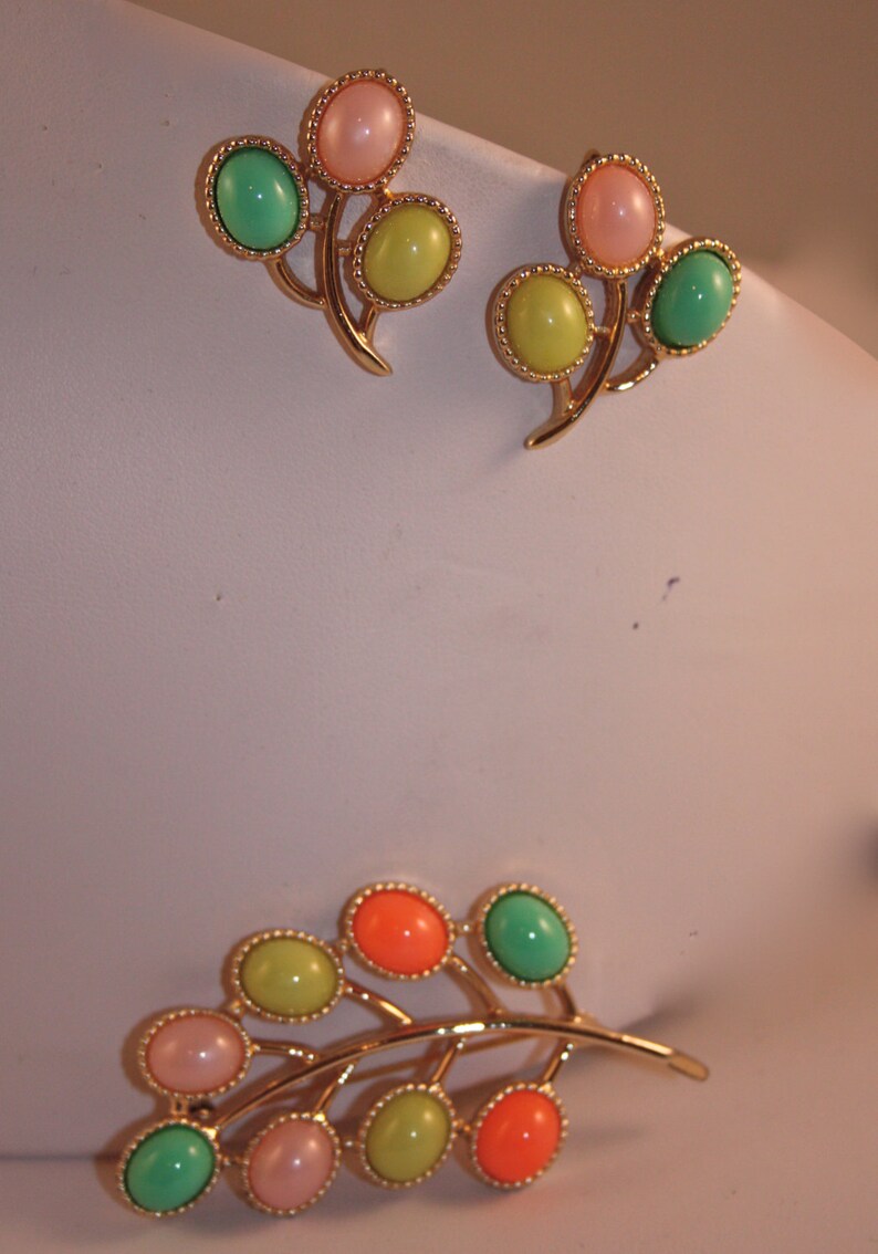Candy Land Sarah Coventry Brooch 6557 and earrings 7557