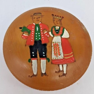 Vintage Norwegian Hand-Painted Wood Trinket Box Couple in Traditional Clothing – Rosemaling Folk Art Keepsake Box Norway