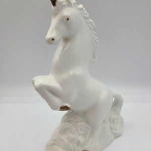 Figura de unicornio encabritado de cerámica MCM – Cuerno y pezuñas doradas – Decoración de fantasía moderna de mediados de siglo – Estatua vintage de animal mágico