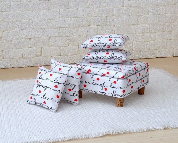 1//6 scale Doll house ottoman with 4 matching pillows in Blue//White pattern
