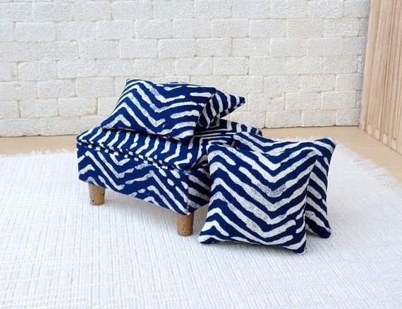 1//6 scale Doll house ottoman with 4 matching pillows in Blue//White pattern