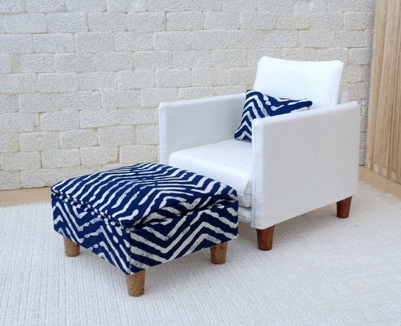 1//6 scale Doll house ottoman with 4 matching pillows in Blue//White pattern