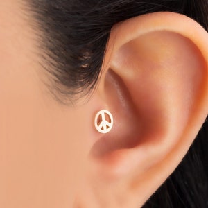 Delicado piercing/pendiente de oreja con signo de la paz de oro macizo de 14 quilates