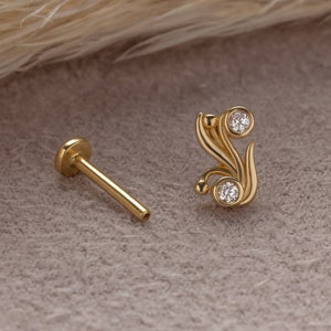 Delicato piercing all'orecchio/perno a vite con figura di edera in oro massiccio 14k