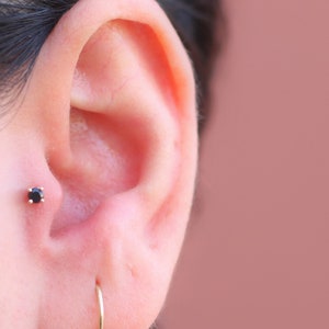 Sierlijke 14k Solid Gold Round Cut Black CZ Stone Solitaire, Screwback Ear Piercing/Stud
