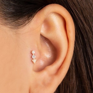 Delicato baguette in oro massiccio 14k e piercing all'orecchio/perno con figura di freccia rotonda con zirconi cubici