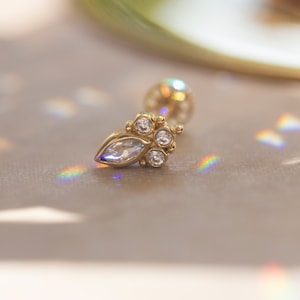Piercing d'oreille / clou d'oreille à visser en or massif 14 carats délicat taille marquise CZ Dainty