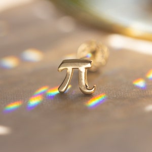 Delicado piercing/pendiente de oreja con forma de Pi delicada de oro macizo de 14k