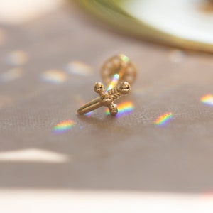 Dainty 14k oro macizo delicada figura de daga tornillo de oreja piercing/pendiente