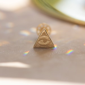 Dainty 14k oro sólido delicado Illuminati triángulo ojo figura tornillo oreja piercing/pendiente