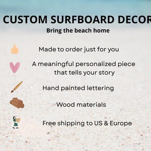 K&ouml;nnte beinhalten: Eine grafische Textanzeige mit dem Titel CUSTOM SURFBOARD DECOR und dem Untertitel Bring the beach home. Sie listet Merkmale auf wie Made to order just for you, A meaningful personalized piece that tells your story, Hand painted lettering und Wood materials.