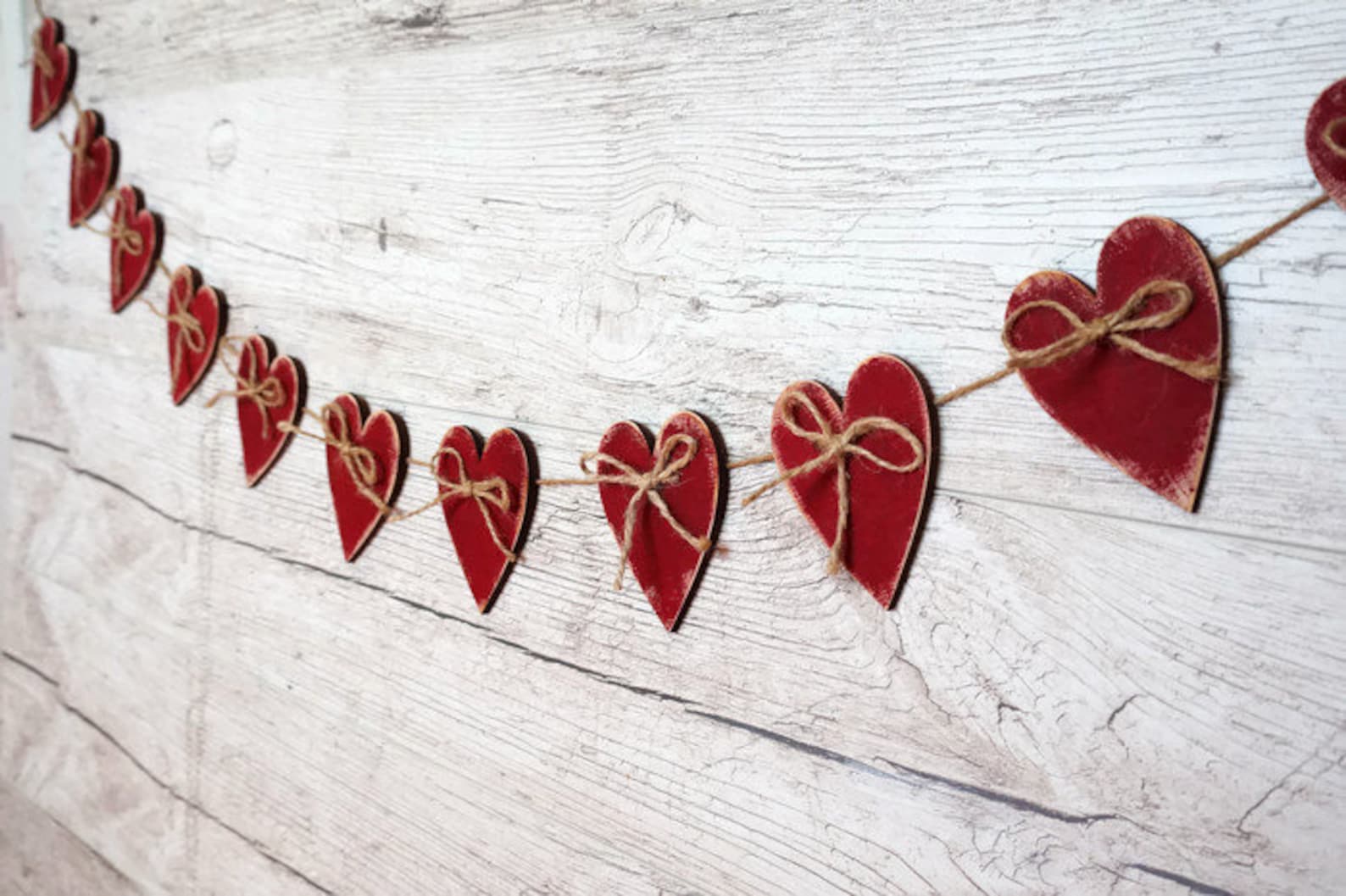 Гирлянда в виде сердца на стене