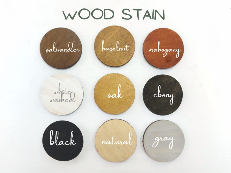K&ouml;nnte beinhalten: Ein Raster aus neun runden Holzscheiben, die verschiedene Holzbeizfarben zeigen, beschriftet mit wei&szlig;em Schreibschrifttext: palisander, hazelnut, mahogany, white washed, oak, ebony, black, natural und gray. Der Titel WOOD STAIN steht oben.