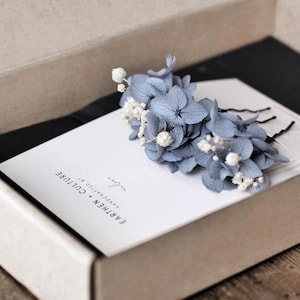 Hortensien Gyps Haarspangen l Getrocknete Blumen Boho Haarnadeln für die Hochzeit l Hen Party l Brautjungfer | Set aus Haarnadeln | Dusty Royal Blau