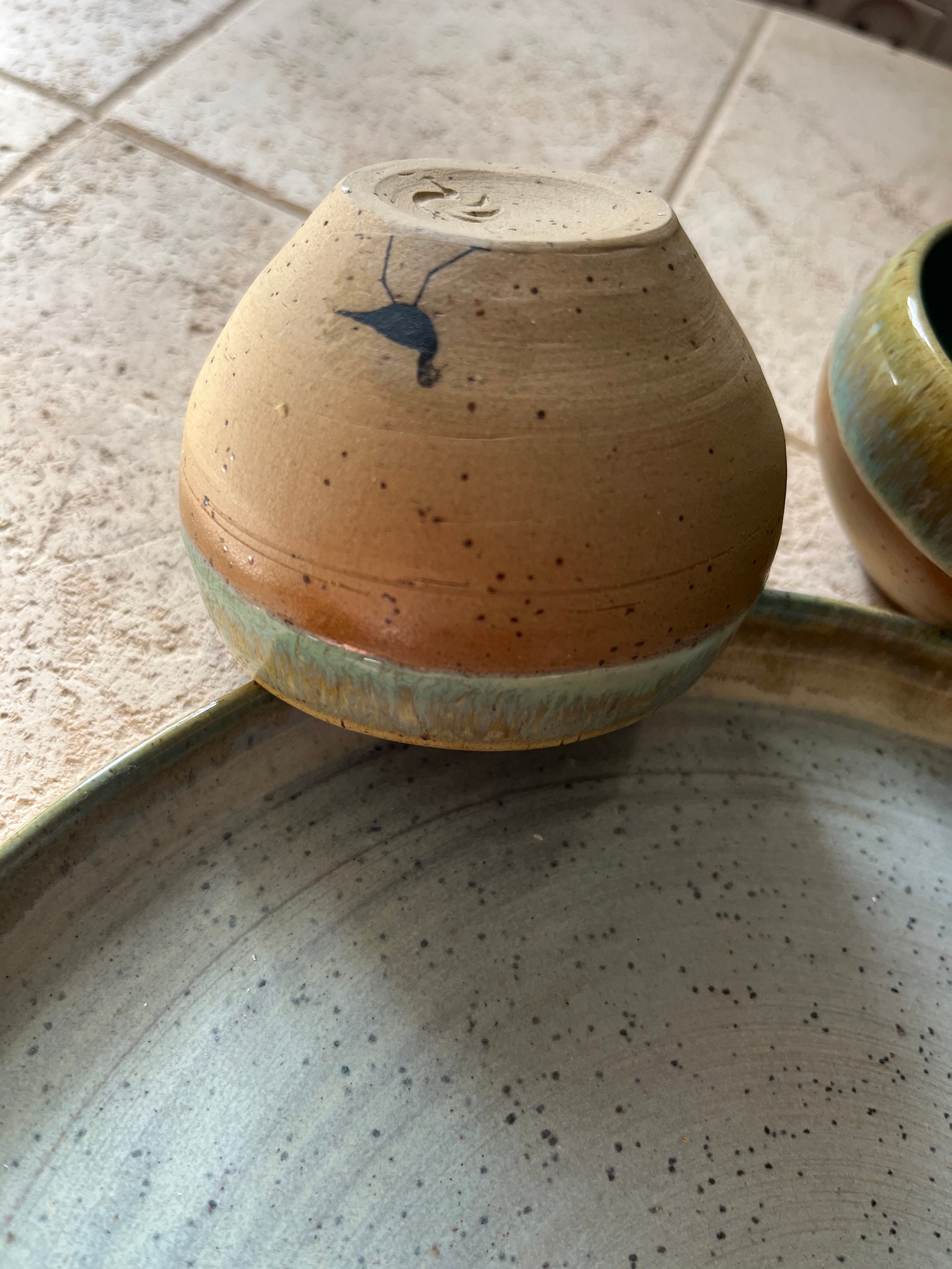 手作りの陶器製セーデルプレート：鳥の絵が描かれた過越祭の贈り物