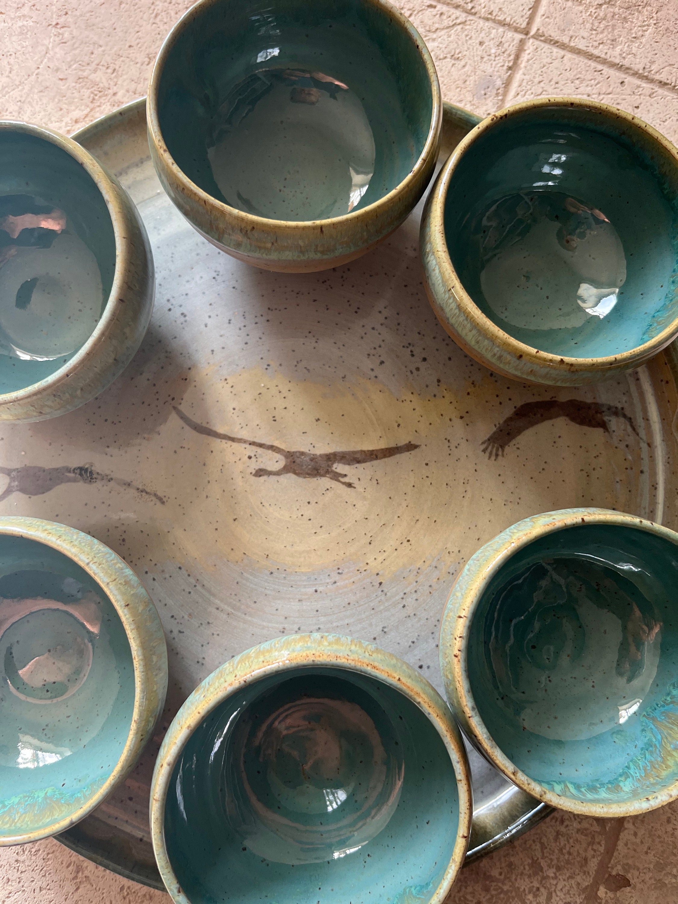 手作りの陶器製セーデルプレート：鳥の絵が描かれた過越祭の贈り物